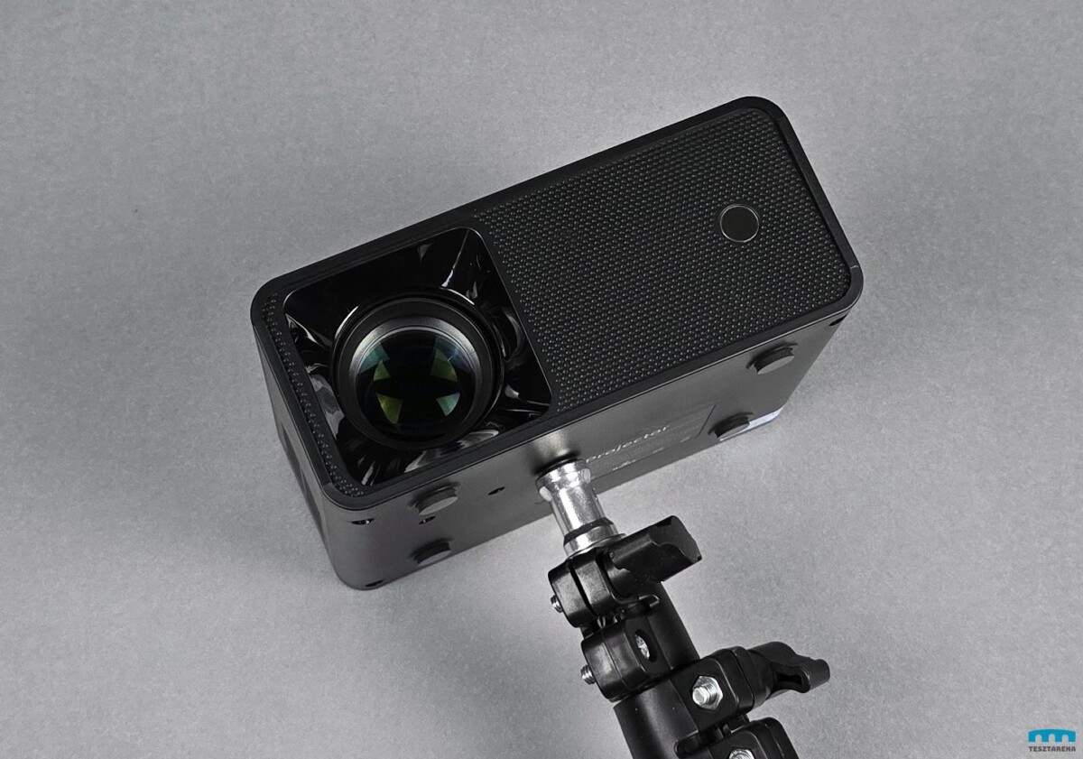 A BlitzWolf BW-V1 projektor tripodon