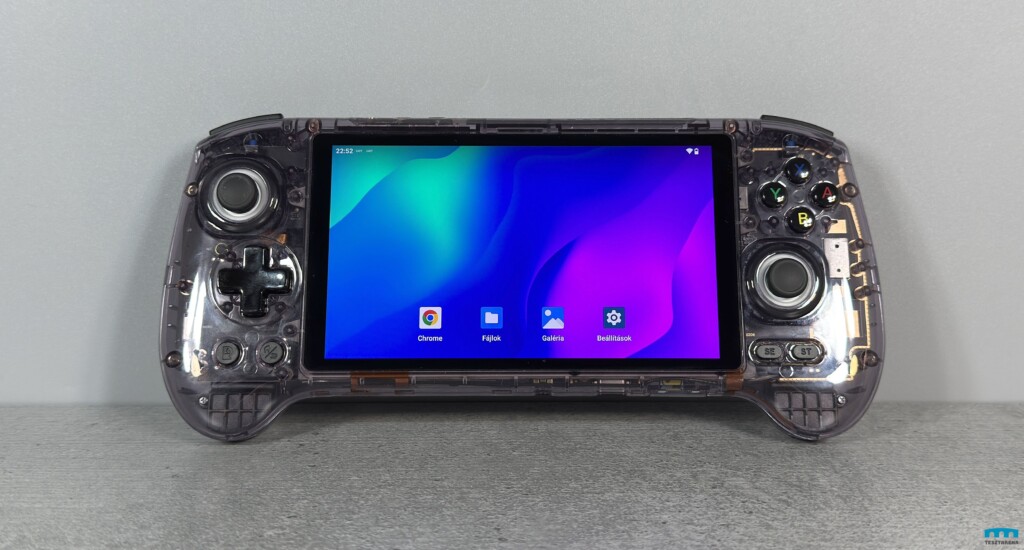 Anbernic RG557 kézi játékkonzol bekapcsolva