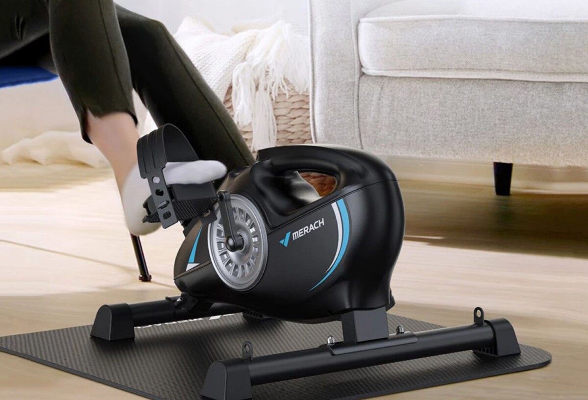 MERACH S04 kerékpár asztal alatt