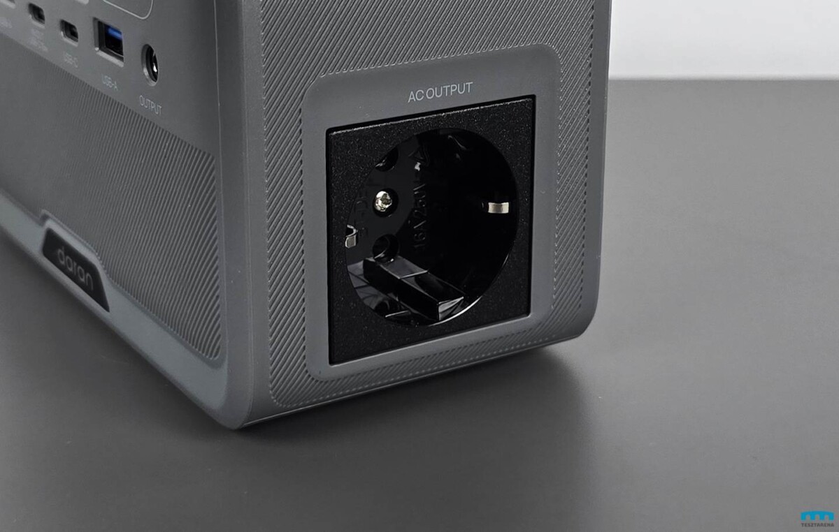 DaranEner R100 hordozható áramforrás konnektor