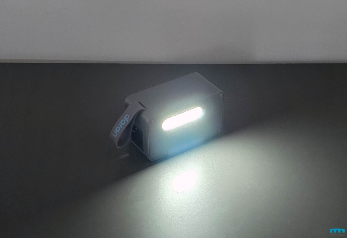 DaranEner R100 hordozható áramforrás világítással