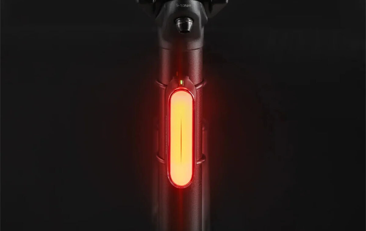 Okos hátsó lámpa bringára beépített akkumulátorral és fékezésérzékeléssel