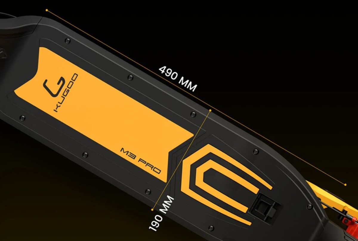 KUGOO M3 PRO extra széles helyet ad a lábaknak