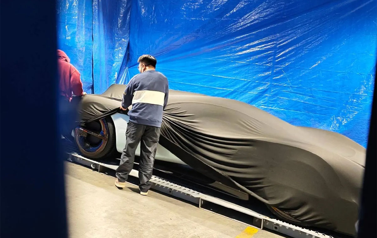 A Xiaomi titokzatos szupersportautót tesztel