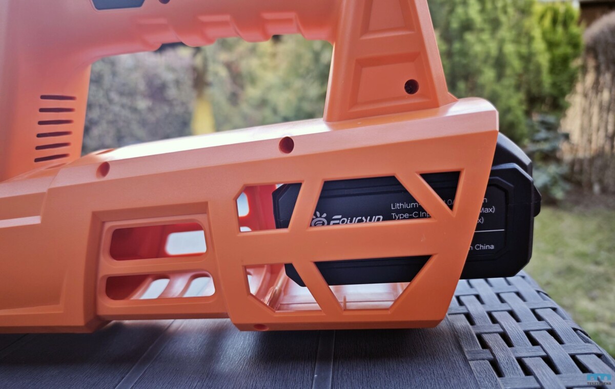 Foursun LB01 lombfúvó a behelyezett akkumulátorral