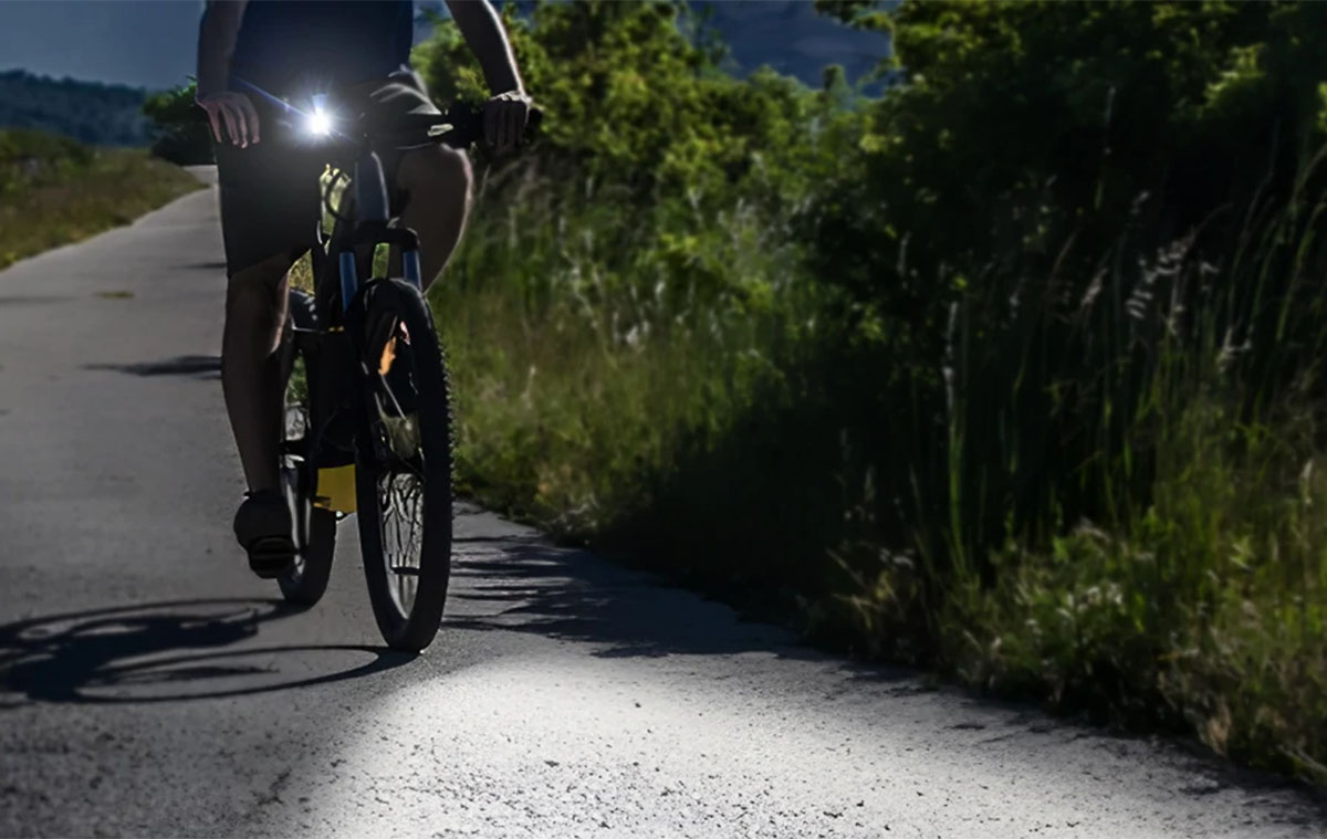 Bringások, rolleresek: ezzel az okos lámpával biztonságosabb a közlekedés