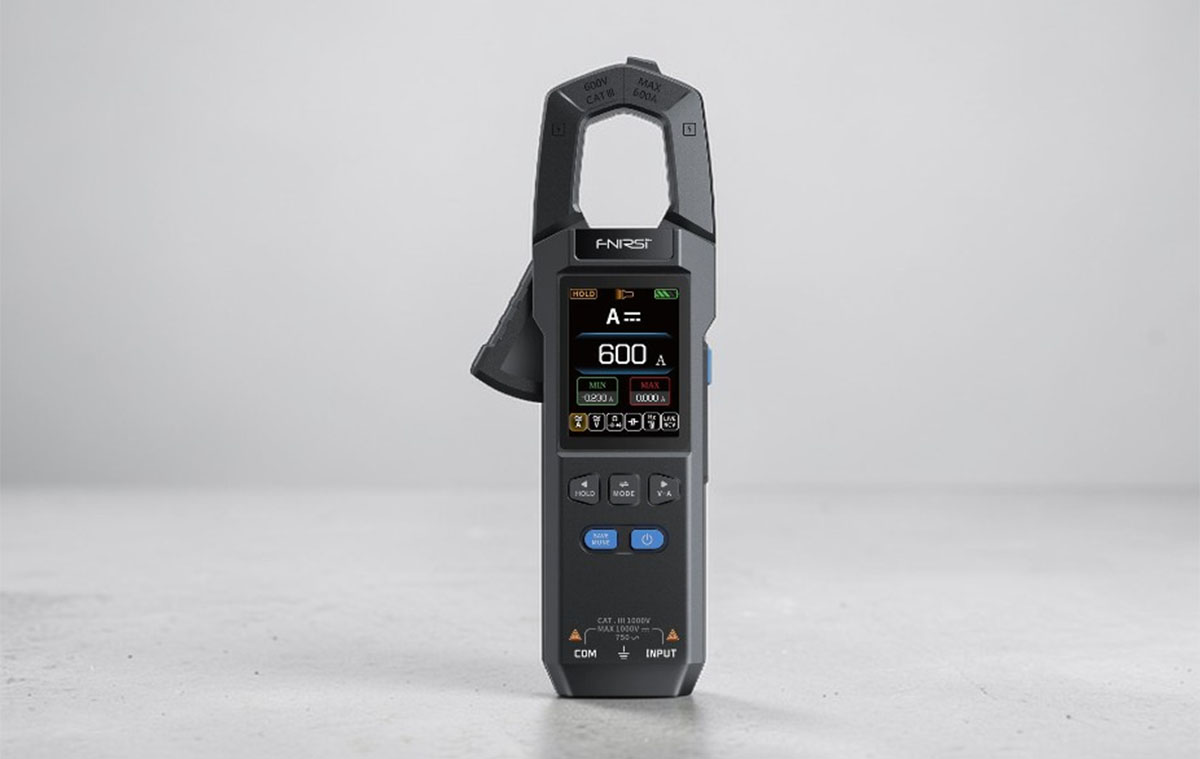 Ez a digitális multiméter egyesíti a méréstechnika alapvető funkcióit - érintésmentesen is