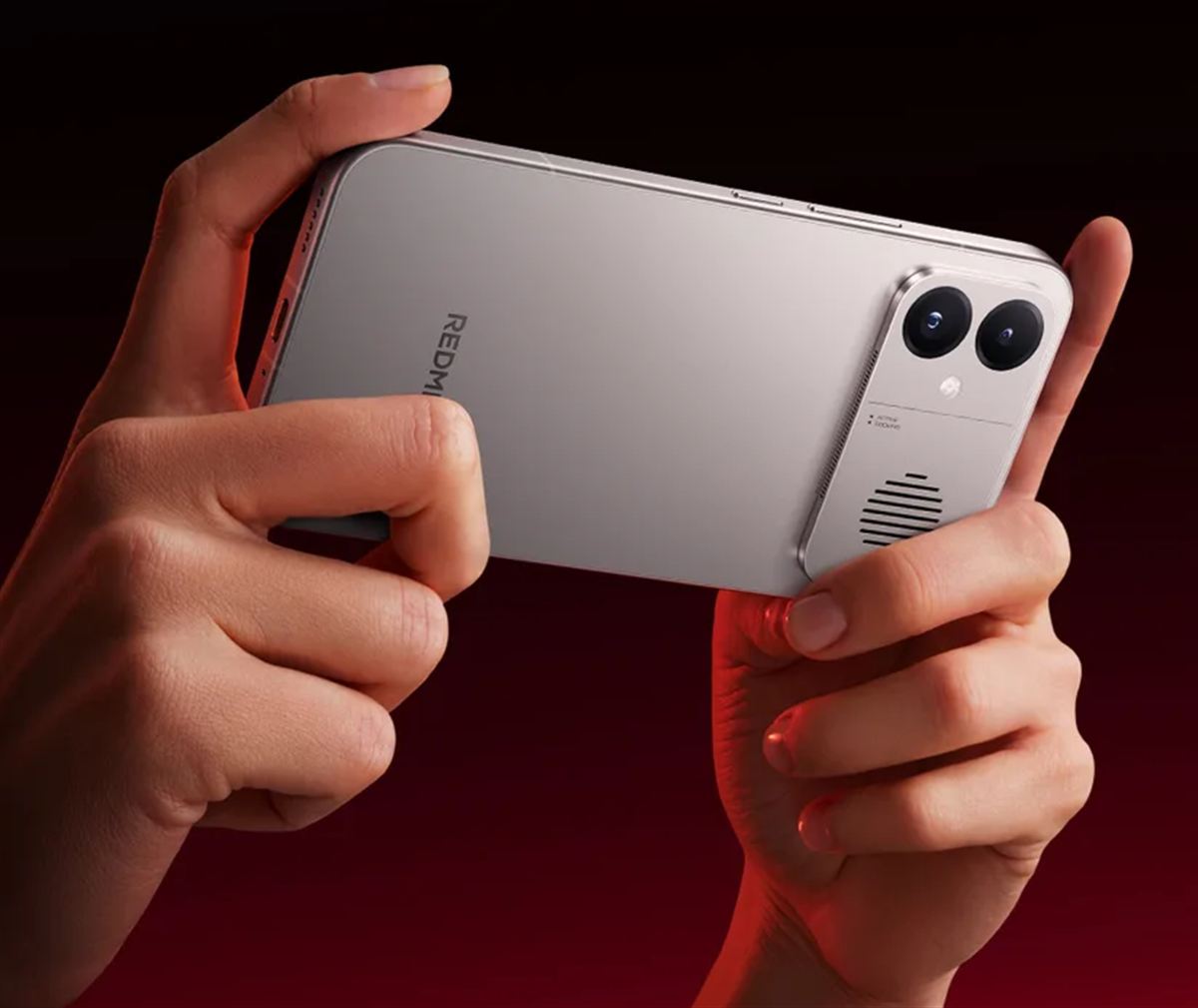 REDMI K90 Max bejelentés Space Silver kézben