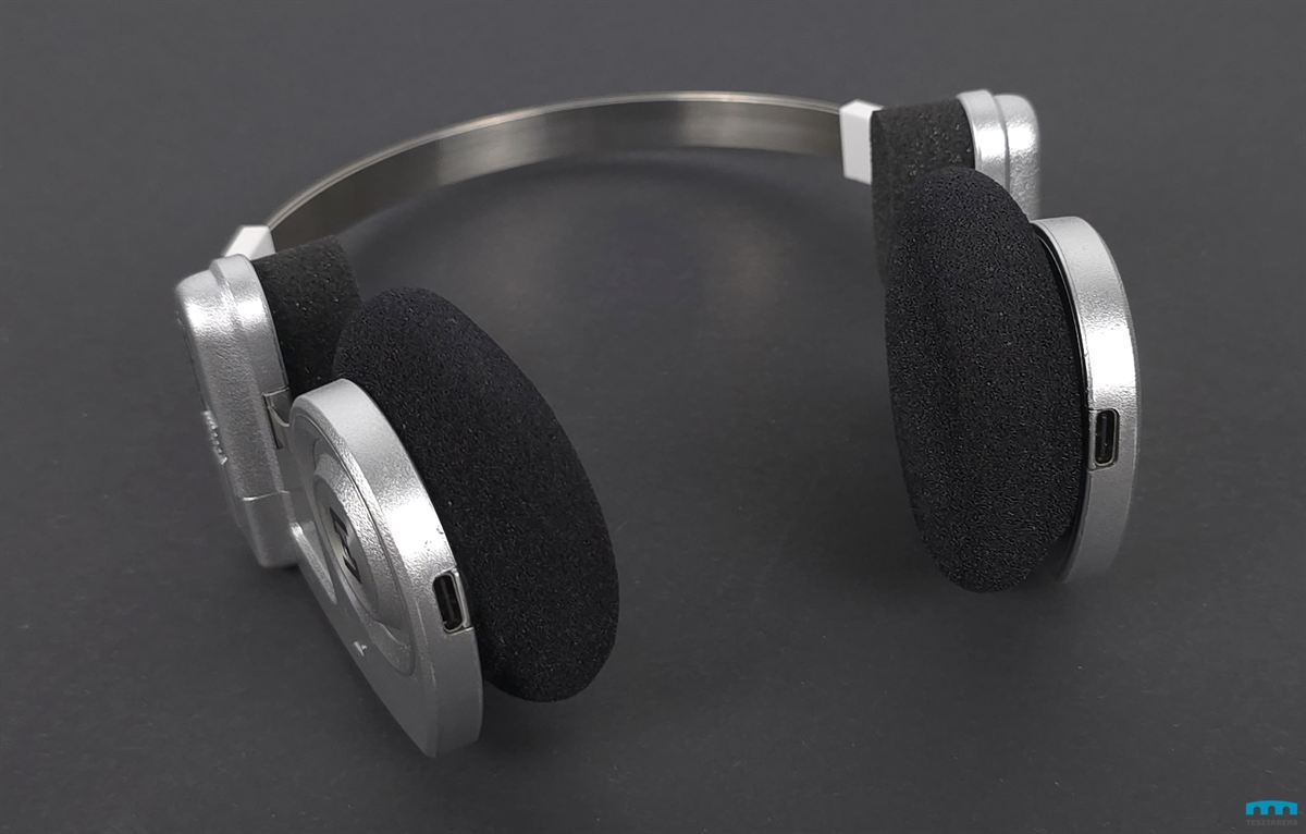 Retrofuturisztikus fejhallgató Dupla Type-C töltő bemenettel