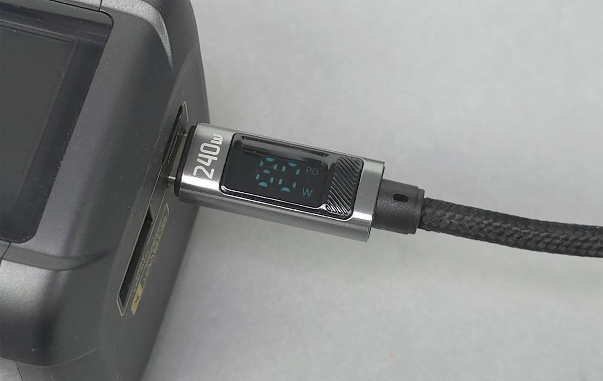 Kipróbáltam egy kábelt, ami megmondja, hogy hány wattal töltök