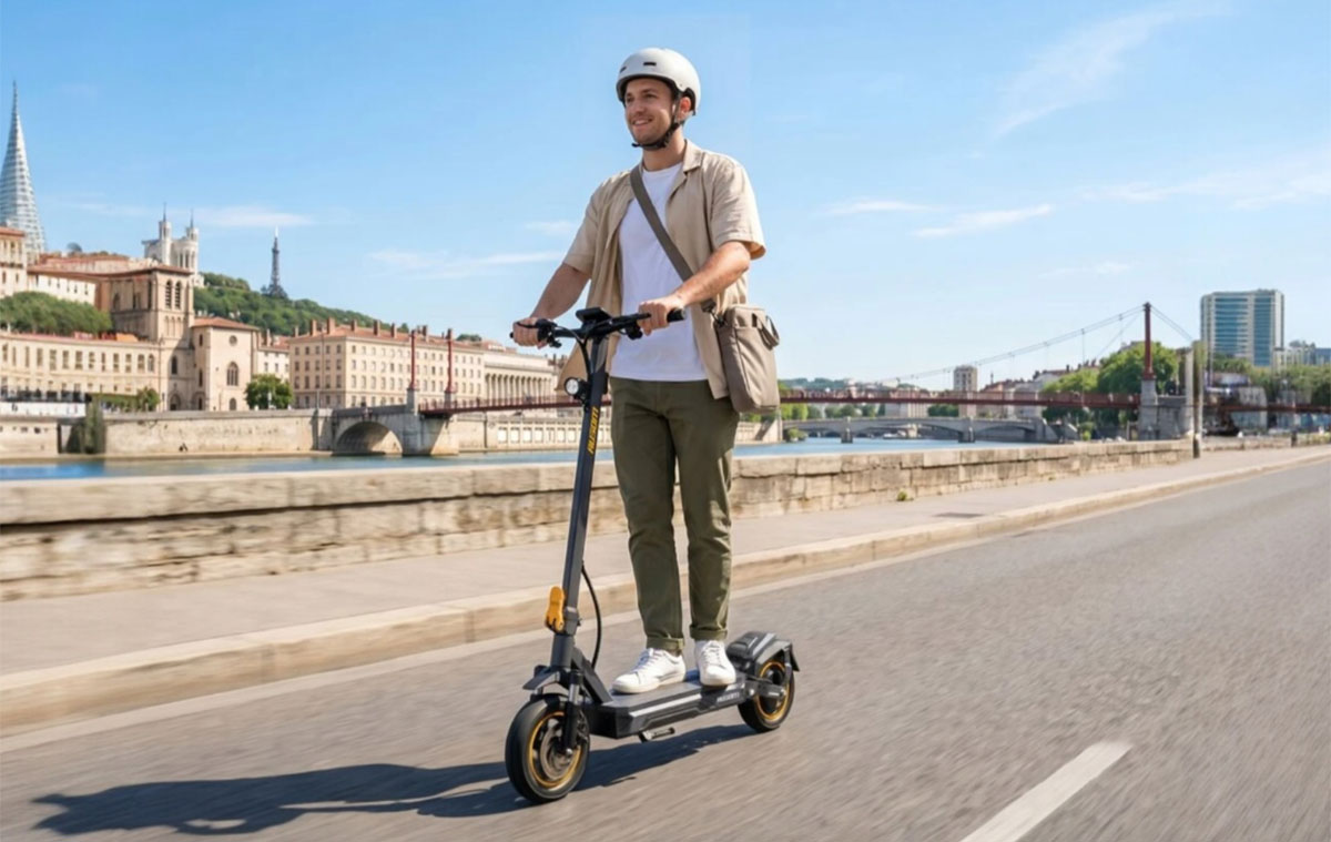 Az Ausom K20 nagyon olcsó, mégis erős és kényelmes, 1100W-os roller - 45 km/h, 70 km!