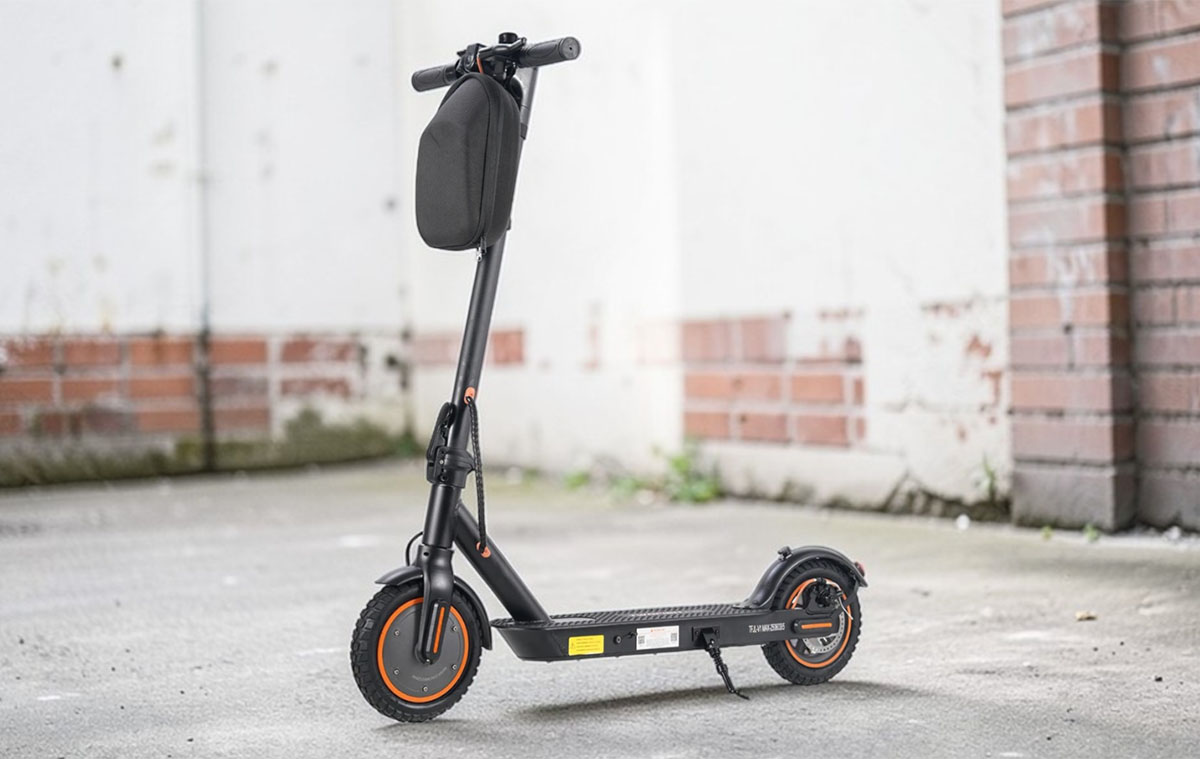 Brutál olcsó elektromos roller érkezett erős motorral és 10" kerekekkel