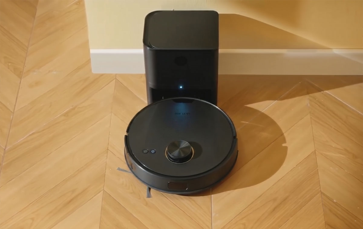 Egyre több otthonban tűnnek fel az ilyen olcsó, önürítős robotporszívók