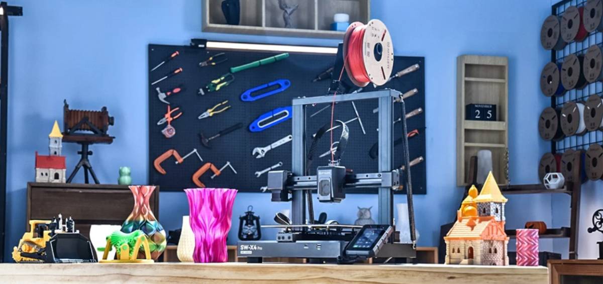Artillery PLA-val nyomtatott különféle modellek és egy 3D nyomtató