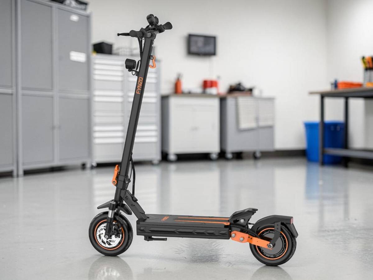 Fynzo S11 fekete-narancssárga elektromos roller egy szerviz műhelyben felállítva