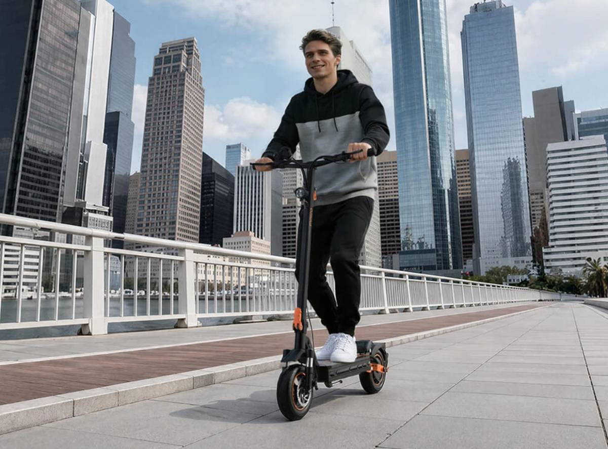 A Fynzo S11 elektromos rollert egy férfi vezeti egy városi úton