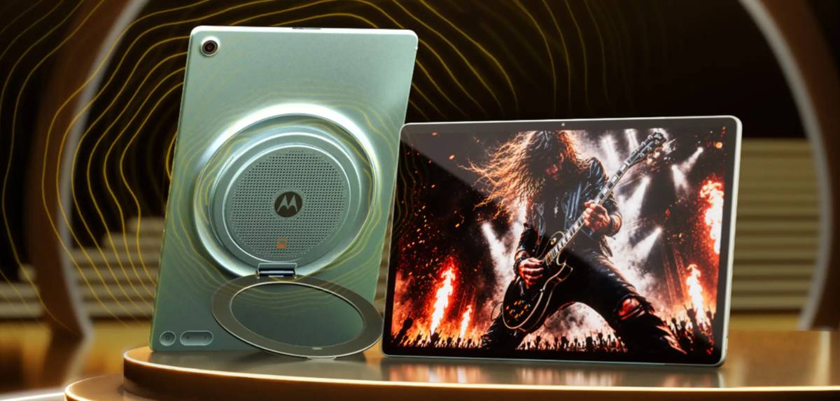 A Moto Pad 70 Groove ki van támasztva és látszik a kijelzője is
