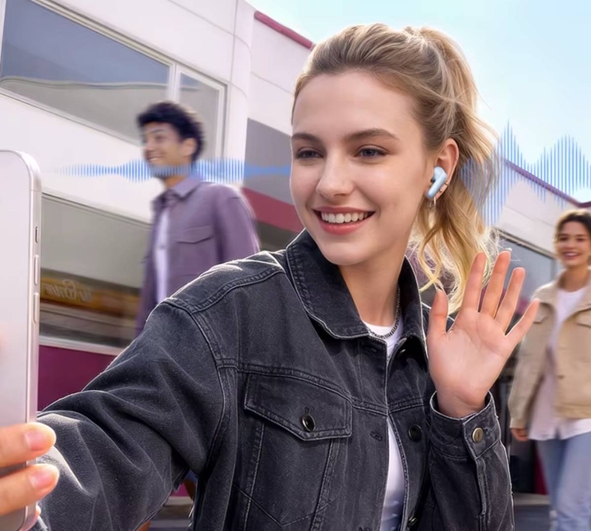 A QCY T13 Pro HT23 egy nő fülében és közben telefonál
