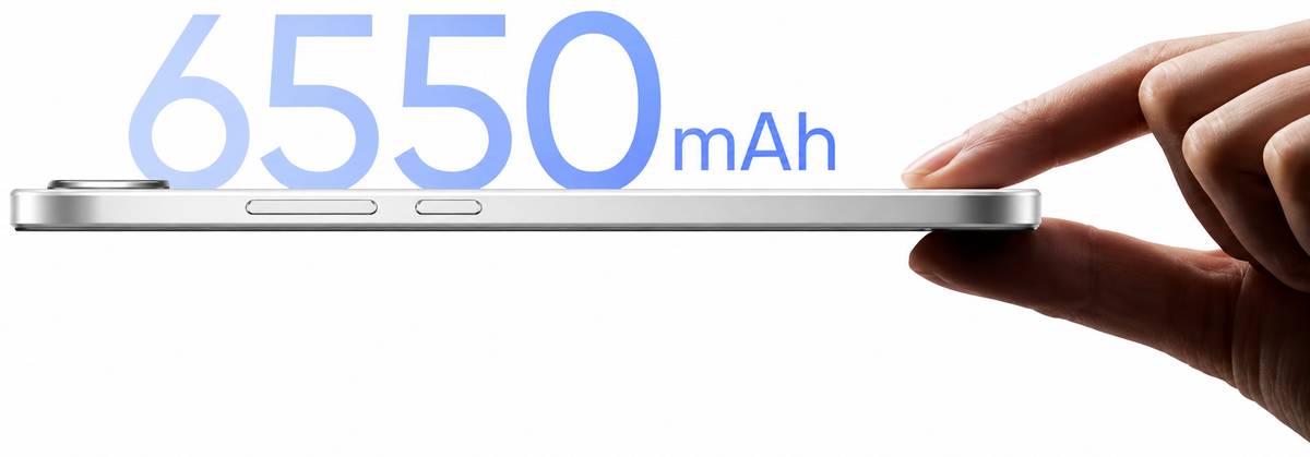 A realme 16 kézben tartva oldalnézetben és az akkumulátor kapacitása ráírva