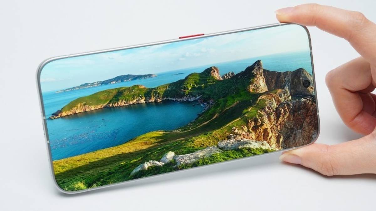 A Tecno káva nélküli telefonja kézben tartva