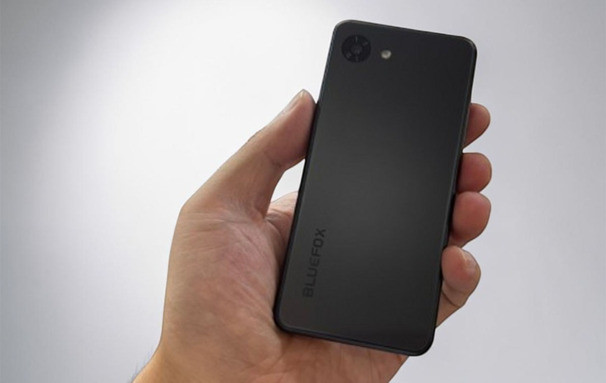 Végre egy telefon, ami nem akar fél tablet lenni: 4.7″-os a BLUEFOX Aura A1