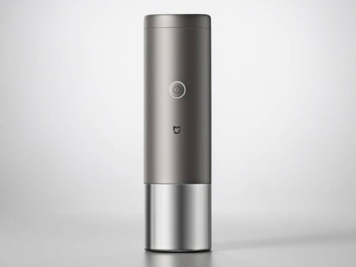 Xiaomi hordozható kávéfőző elején a bekapcsoló gombbal