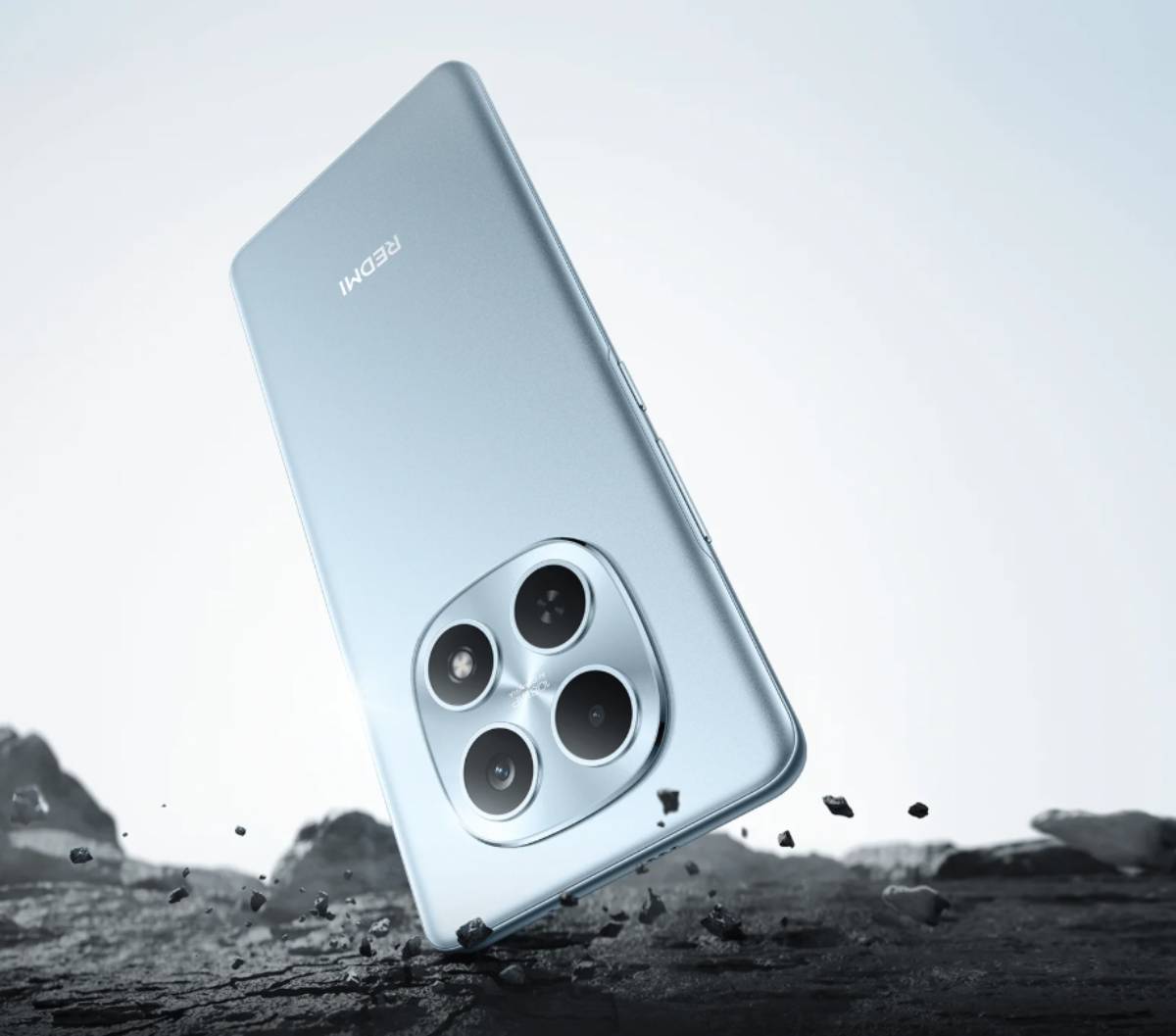 Egy kék Xiaomi Redmi Note 15 4G csapódik be a talajba