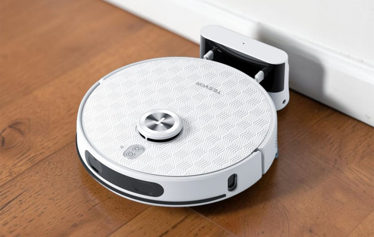 Tesvor S8 Pro robotporszívó a falnál lévő dokkolónál