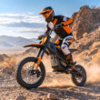 iScooter MT2 elektromos terepmotor a terepen, rajta egy motoros