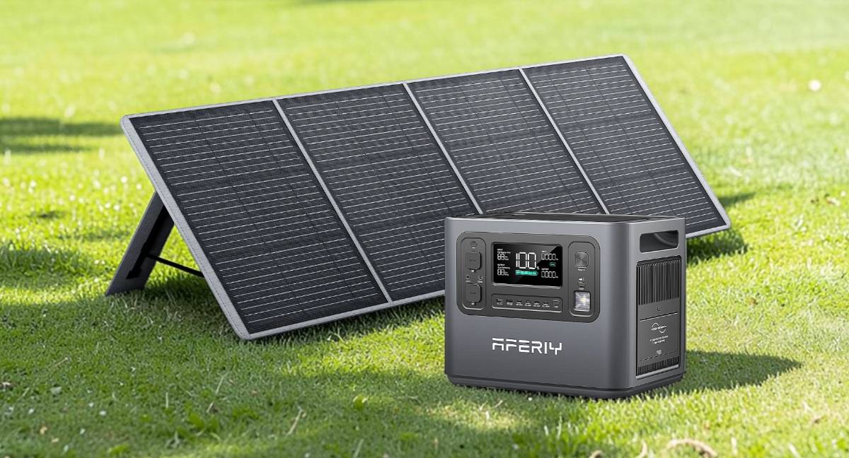 Aferiy P210 power station és a napelem kint a fűben