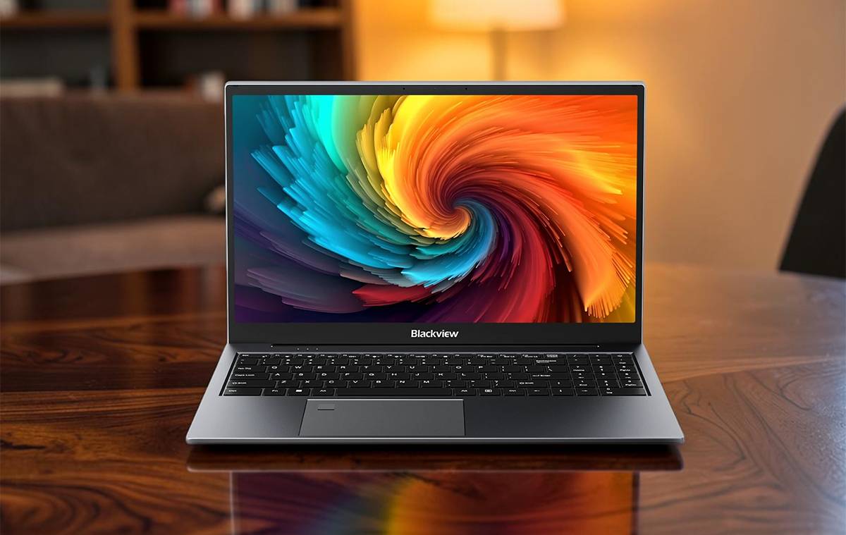 Blackview AceBook 8 laptop egy asztalon