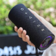 Tronsmart Mirtune C2 kézben tartva