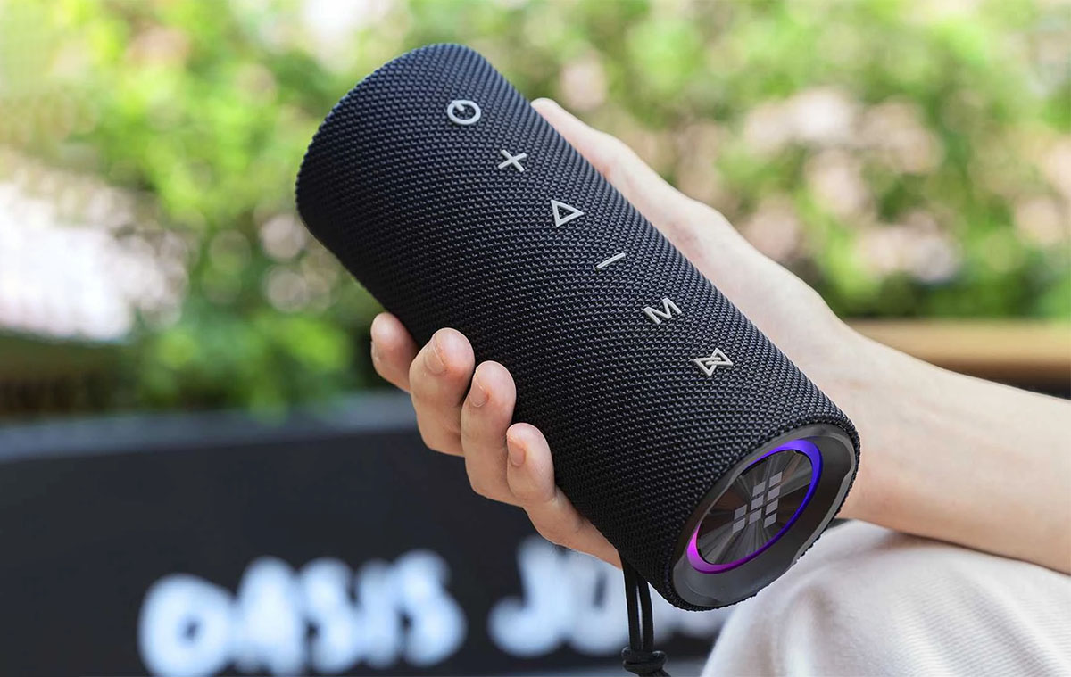 Tronsmart Mirtune C2 kézben tartva