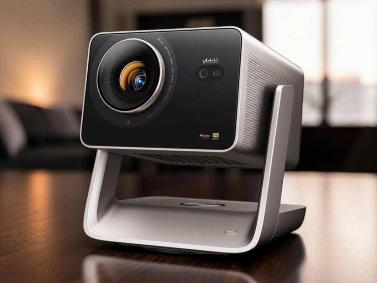 Hisense Vidda C5 ProMax projektor egy asztalon