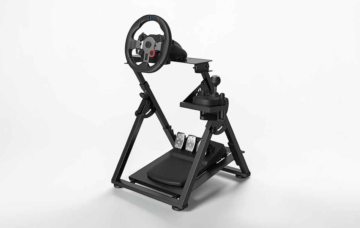 Kompaktabb a komplett pilótafülke: összecsukható acél állvány Logitech és Thrustmaster kormányokhoz