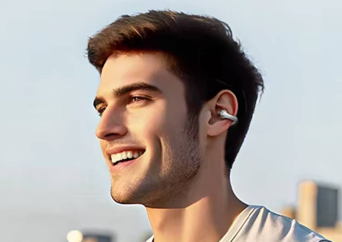 QCY T33S open ear fülhallgató egy férfi fülén