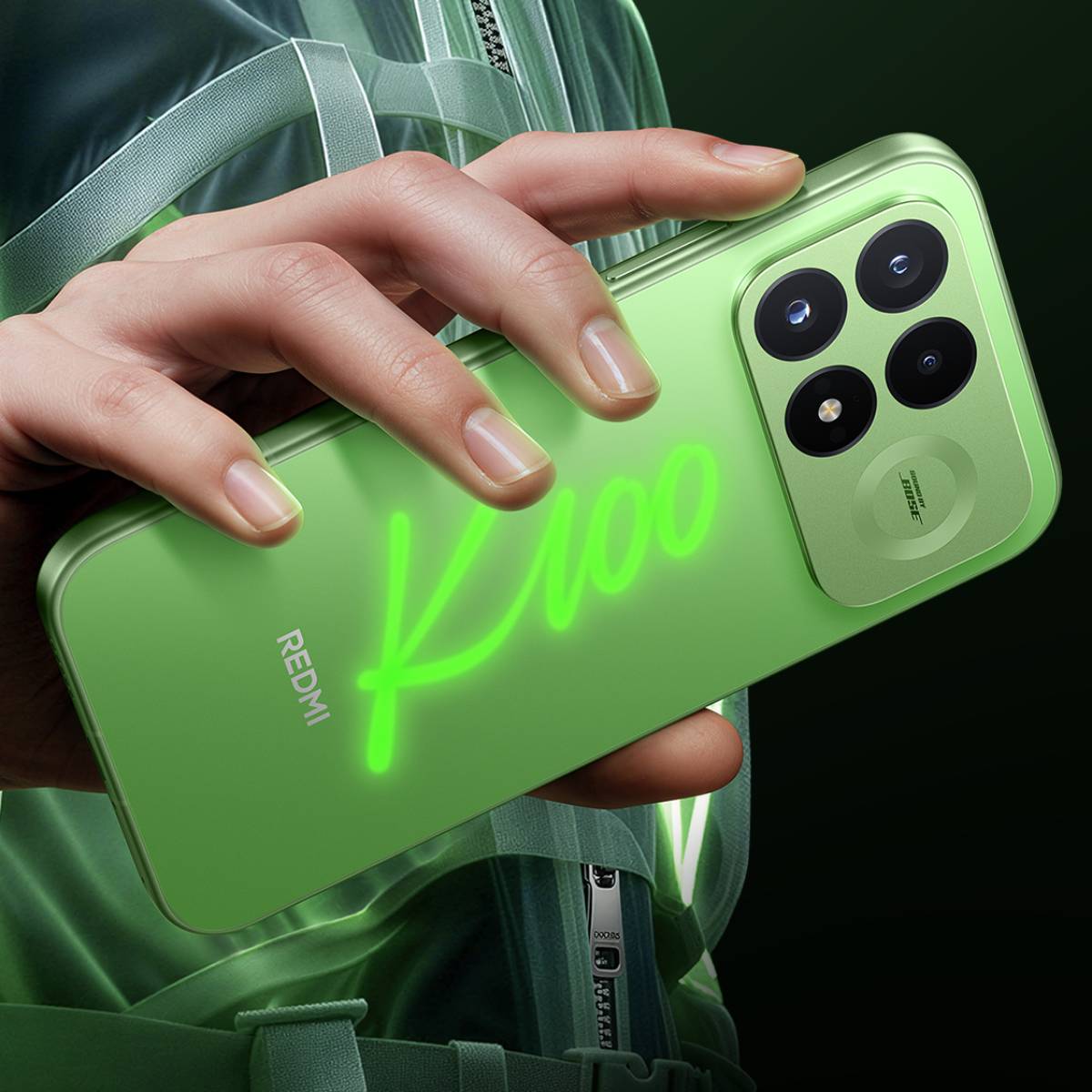 Redmi K100 Pro Glowing Firefly fluoreszkáló hátlappal, rajta a K100 felirat