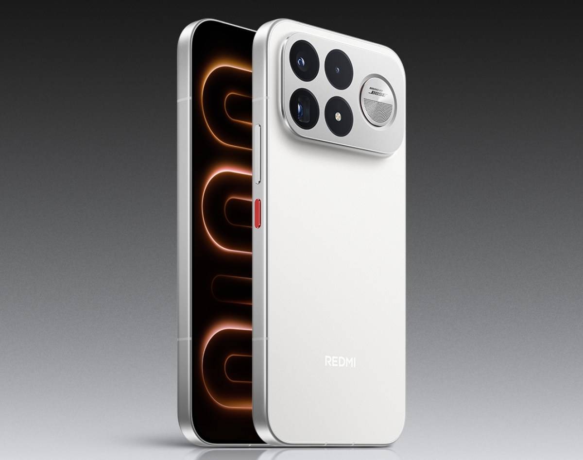 REDMI K100 Pro Max fehér színben, stúdió háttérrel