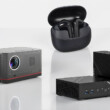 Egy projektor, egy fülhallgató és egy mini PC