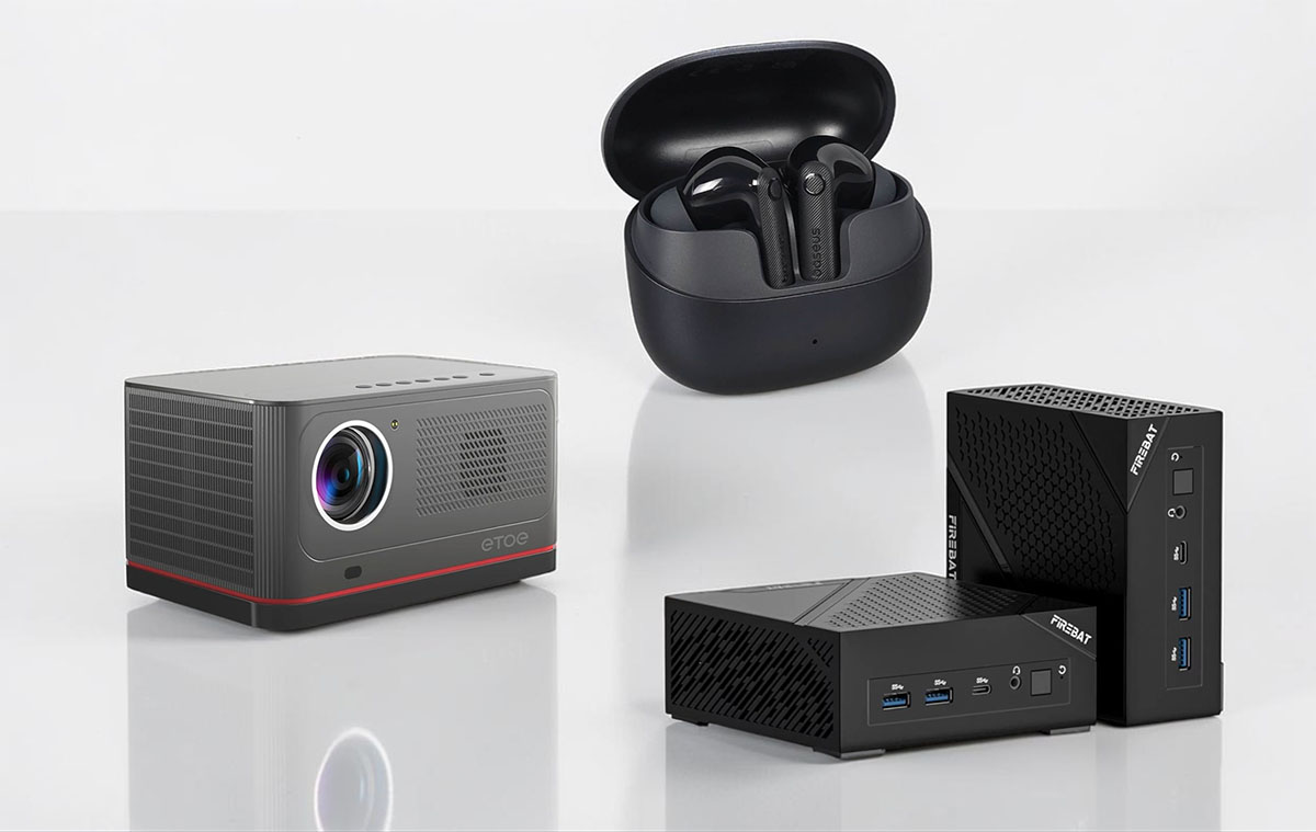 Egy projektor, egy fülhallgató és egy mini PC