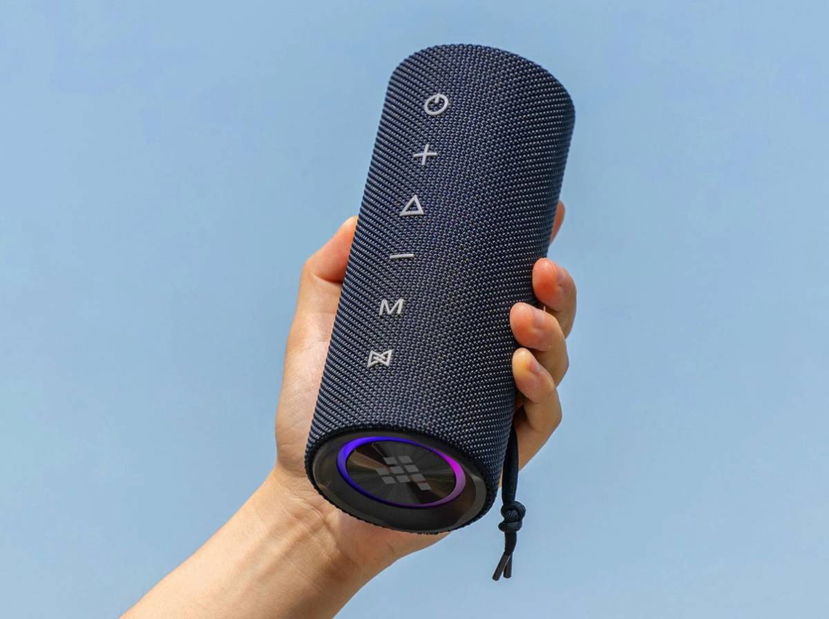 Tronsmart Mirtune C2 bluetooth hangszóró kézben tartva