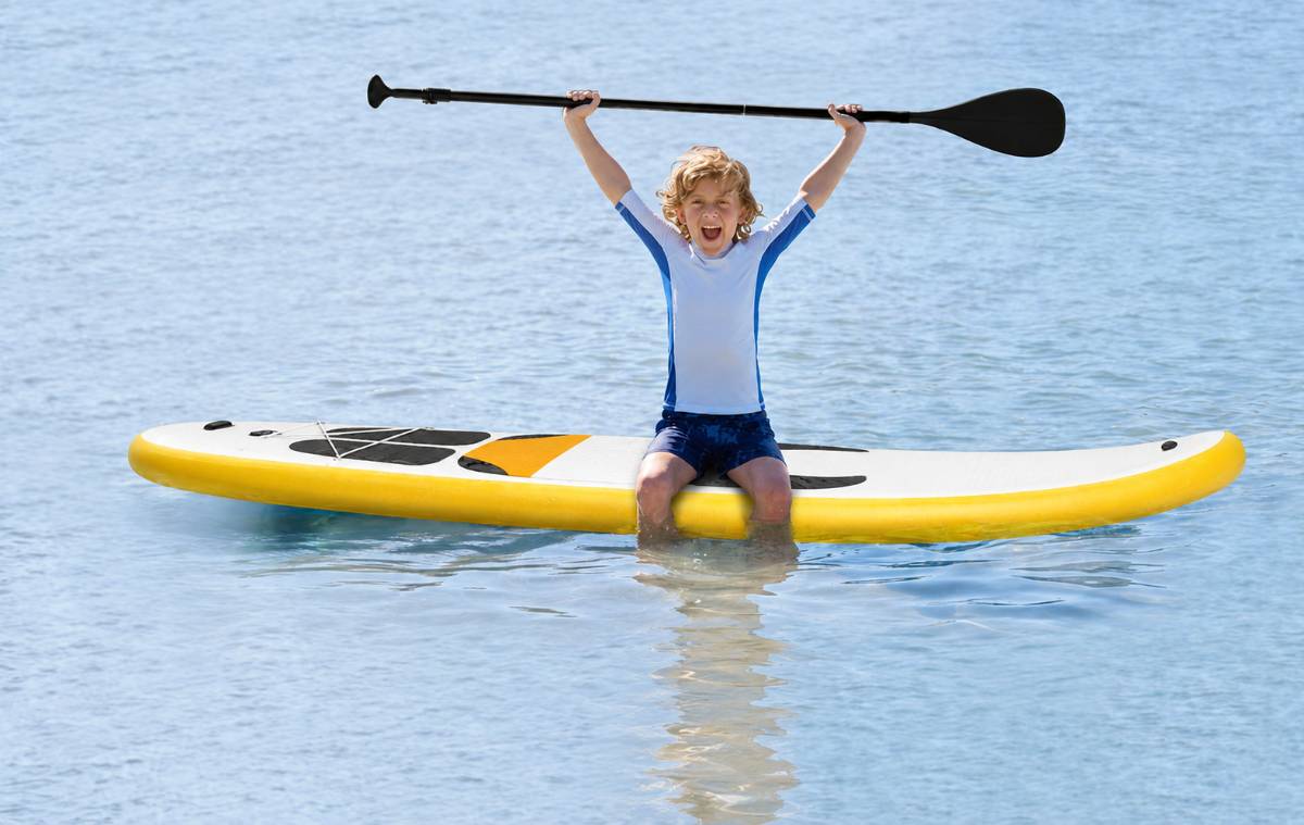 WaveRite 8ft Panda a vízen és rajta egy gyerek
