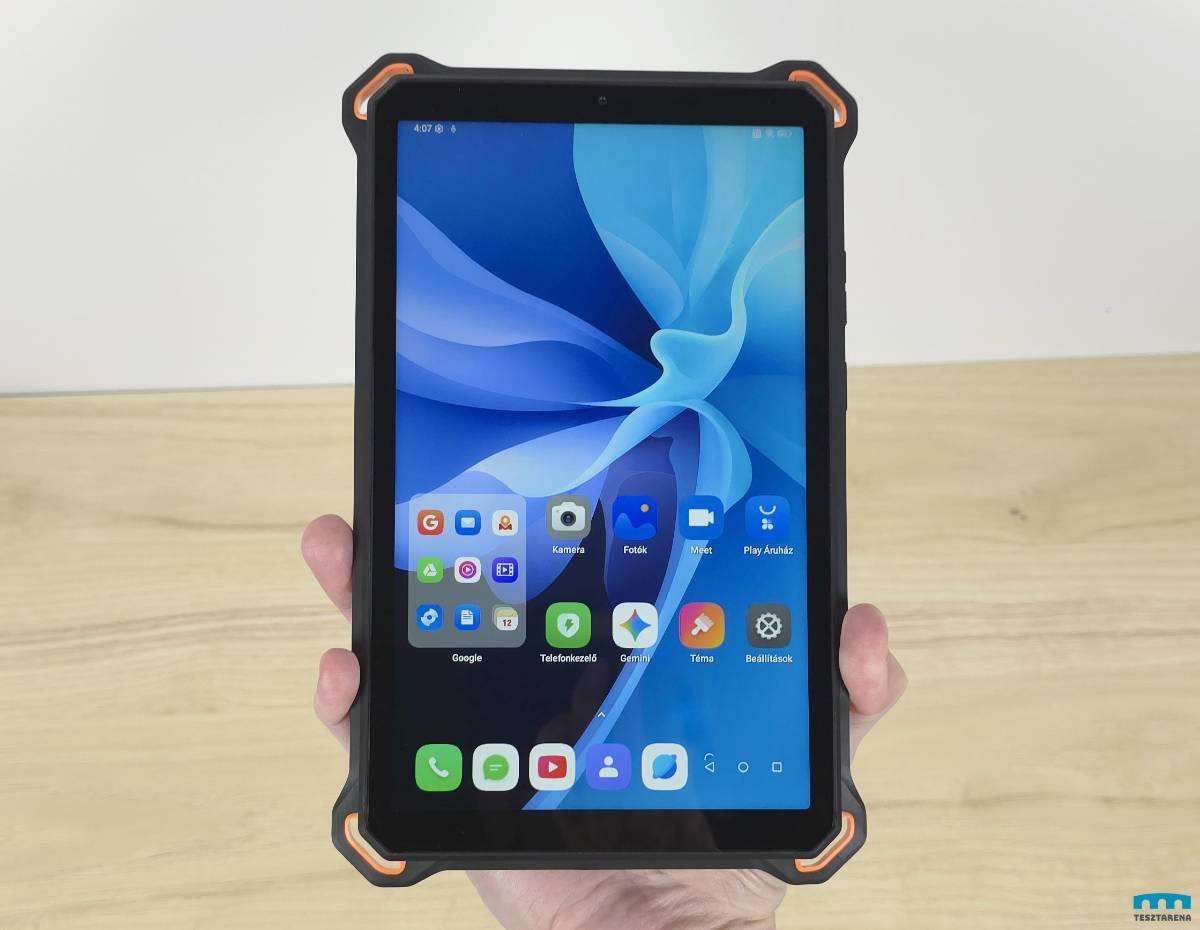 AGM PAD P3 kézben tartva