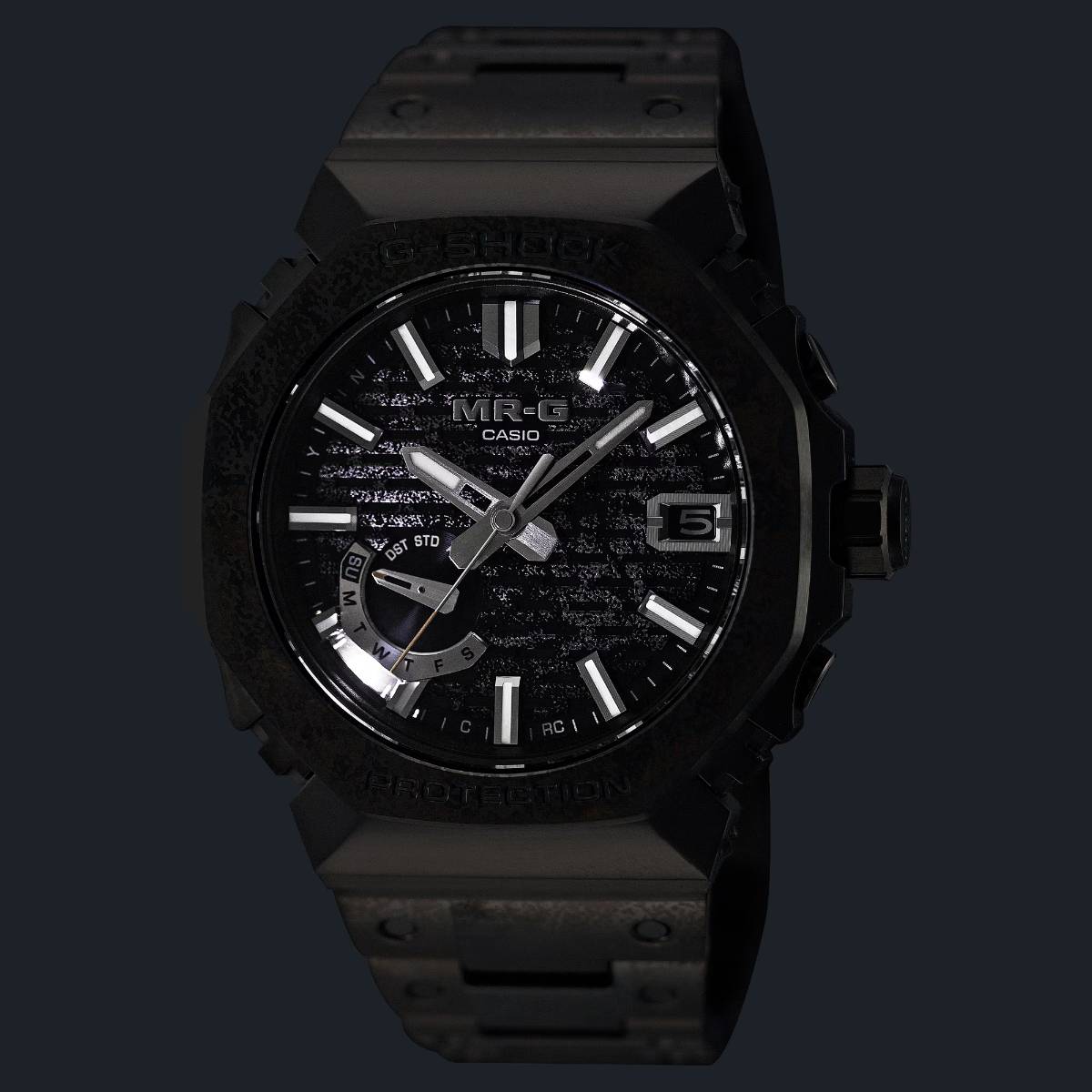 Casio MRG-B2100HR-1A sötétben