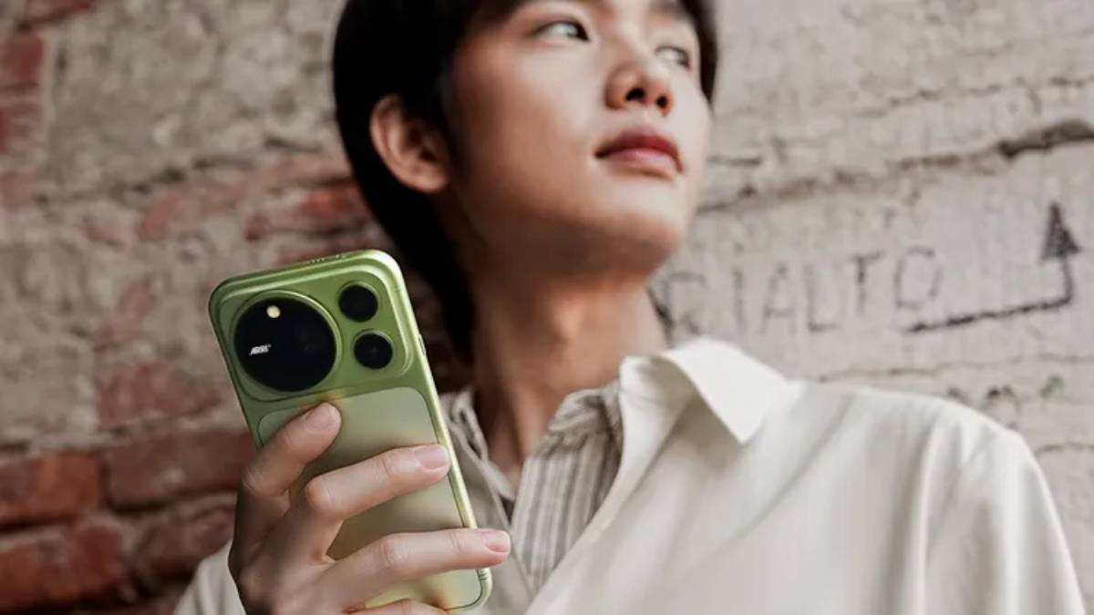 HONOR Magic 9 Pro Max kézben tartva