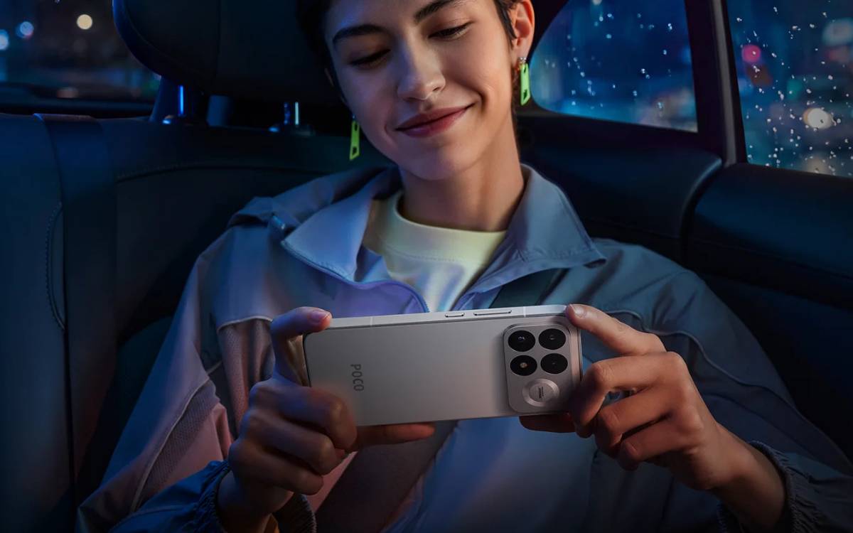 Xiaomi POCO F9 Pro kézben tartva