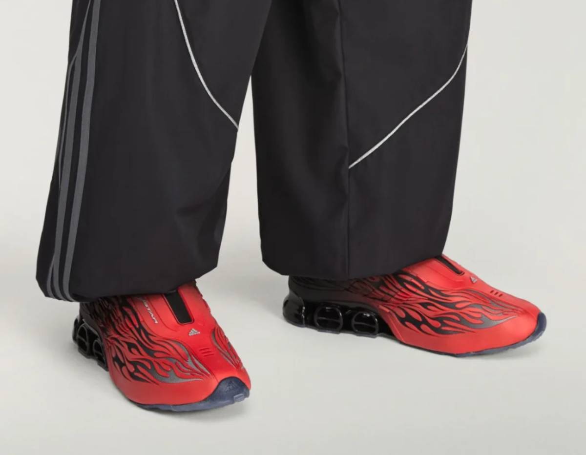 adidas Megaride S2 x Hellstar “Red/Black” lábon