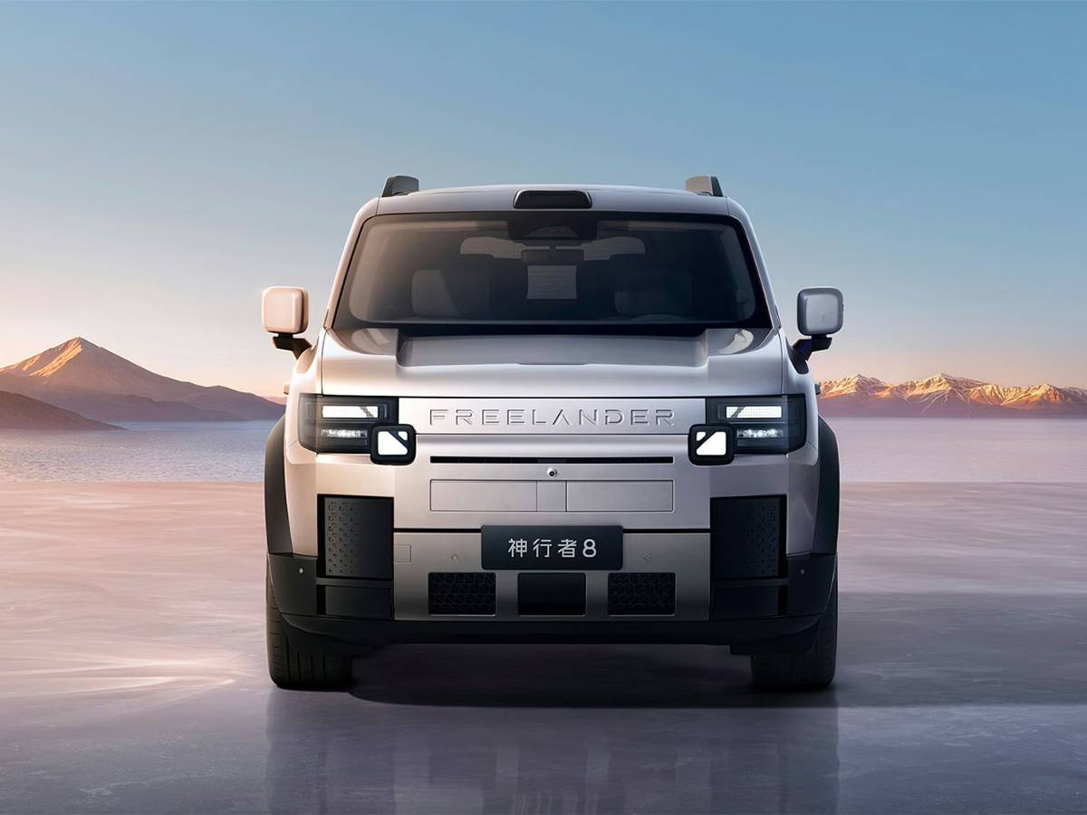 FREELANDER 8 szemből