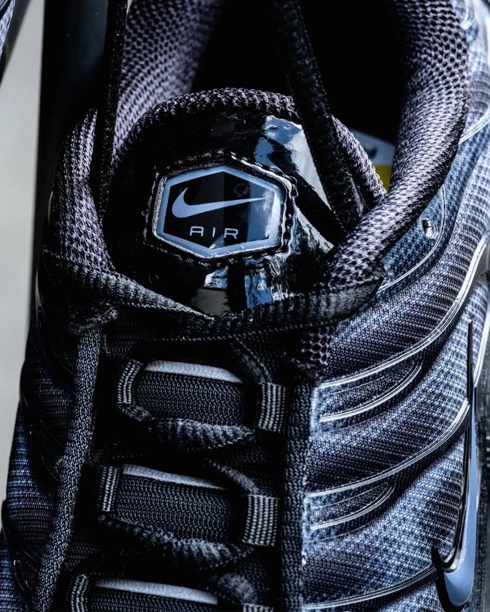 Nike Air Max Plus Black/Cool Grey fűző és logó