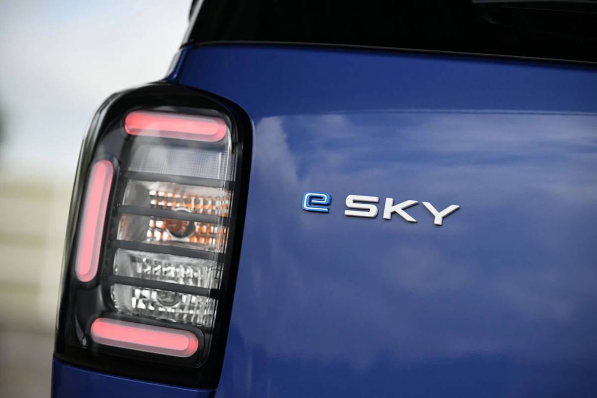 Suzuki e Sky hátulról nézve
